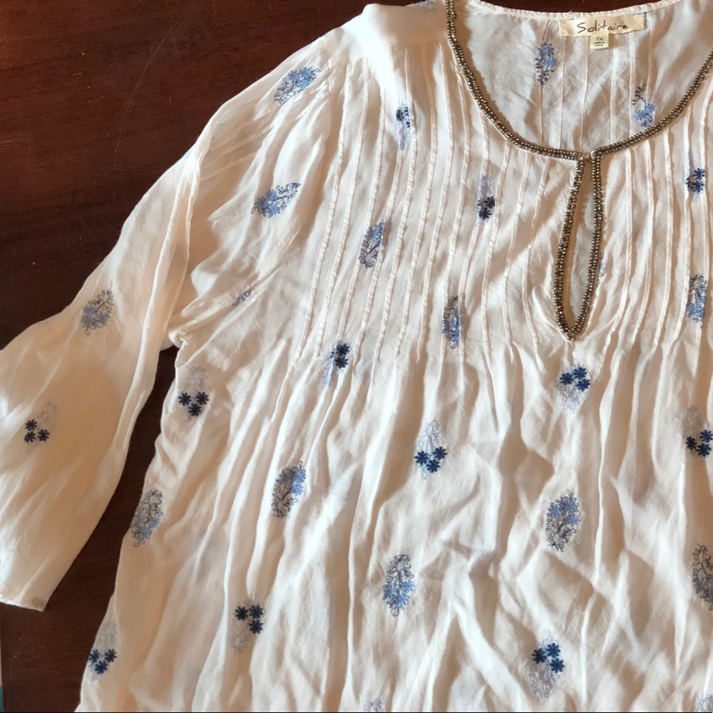 Beautiful blouse—-like new - Picture 2 of 6